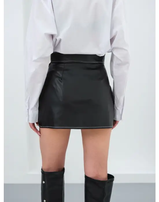 Siyah Kontrast Deri Etek - Trendy ve Şık Moda Önerisi