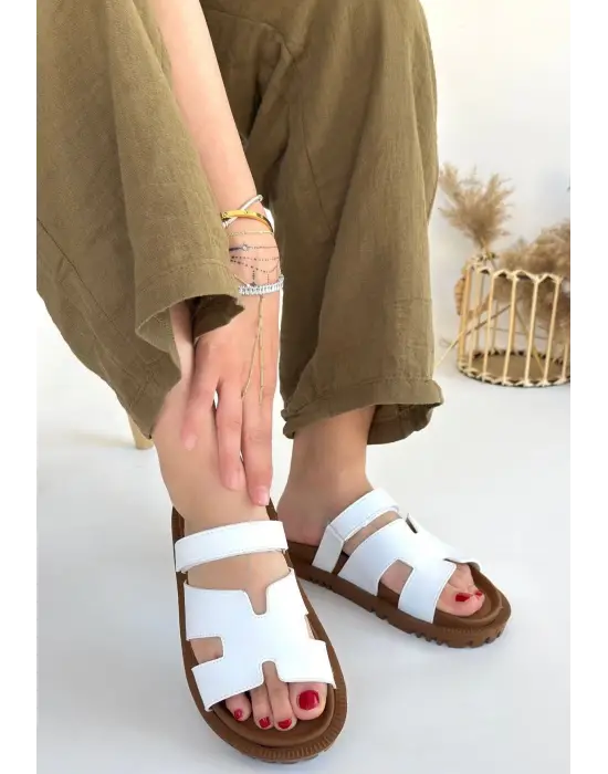 Omarı Yumuşak Tabanlı Beyaz Terlik