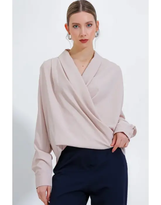 Krem Kruvaze Yaka Dökümlü Saten Bluz 0492