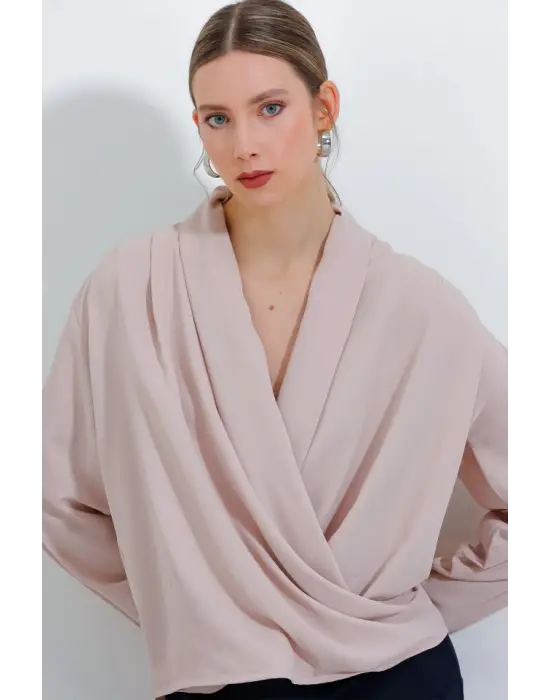 Krem Kruvaze Yaka Dökümlü Saten Bluz 0492