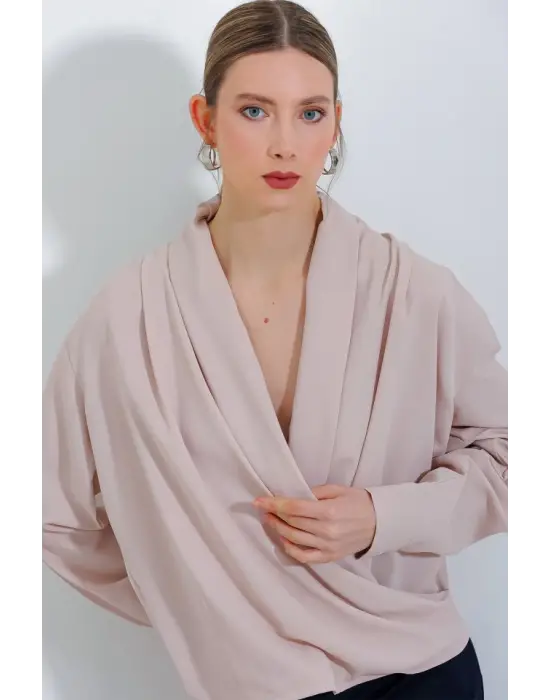 Krem Kruvaze Yaka Dökümlü Saten Bluz 0492