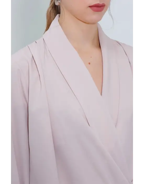 Krem Kruvaze Yaka Dökümlü Saten Bluz 0492