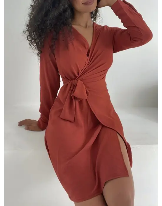 Omarı Fırfırlı Kruvaze Yaka Elbise - Göz Alıcı Tarzıyla Öne Çıkan Kiremit Rengi