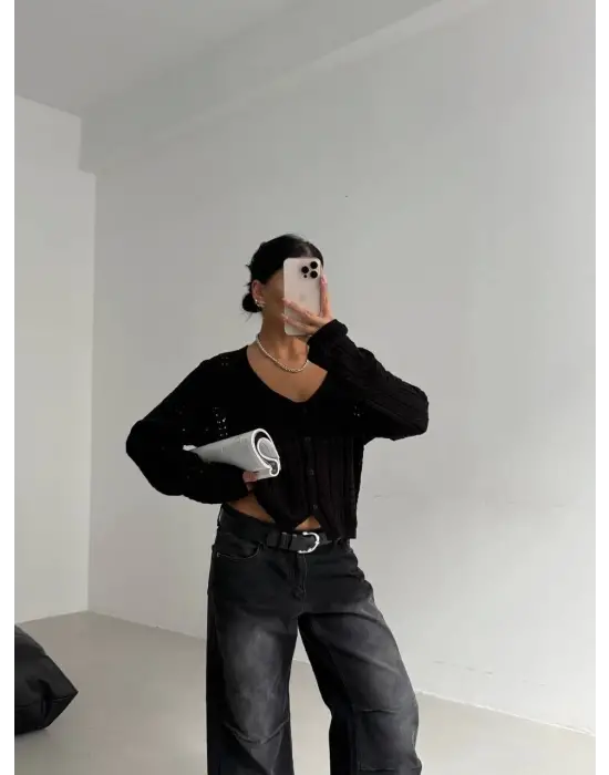 Omarı Siyah Düğmeli Örgü Triko Hırka