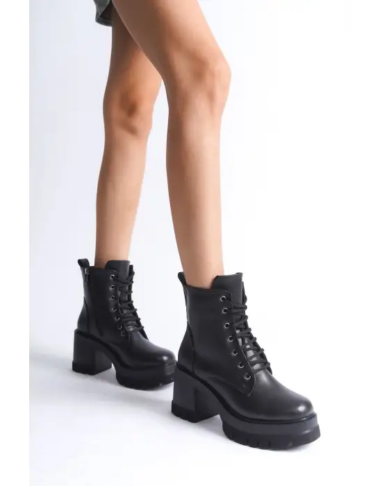 Şık Bağcıklı Tabaan Topuklu Bayan Bot - Siyah