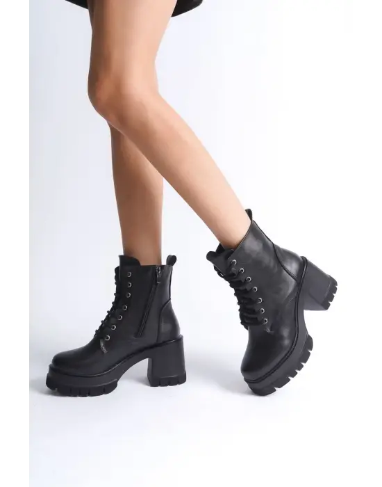 Şık Bağcıklı Tabaan Topuklu Bayan Bot - Siyah