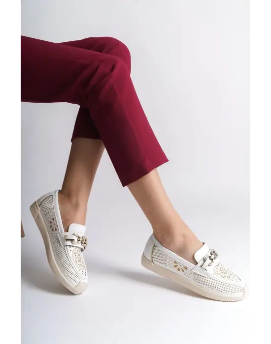 LAYLA Bağcıksız Rahat tabanlı ayakkabı Rahat Tabaan Çiçek Desenli Bayan Babet Ayakkabı  CKısa Topuk - Beyaz