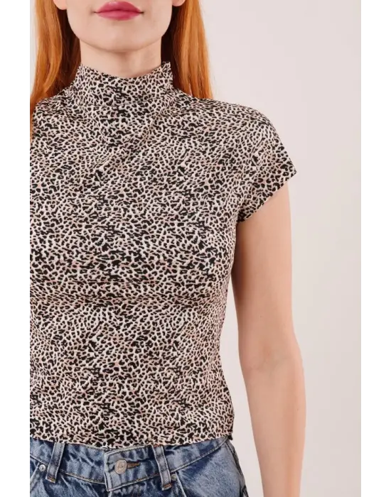 Omarı Şık ve Rahat Leopar Desen Basic T-Shirt