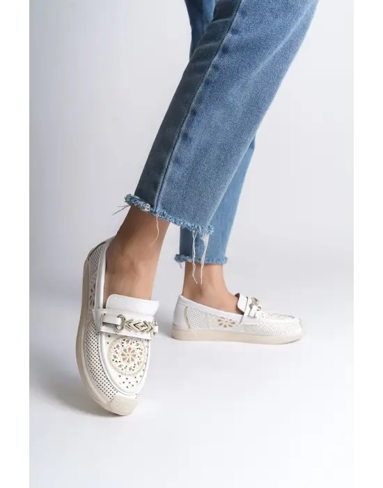 LILY Bağcıksız Rahat tabanlı ayakkabı Rahat Tabaan Çiçek Desenli Bayan Babet Ayakkabı  CKısa Topuk - Beyaz