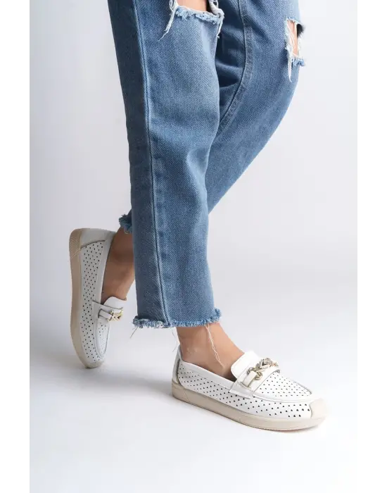 Çarpıcı Kalp Desenli Beyaz Bayan Babet