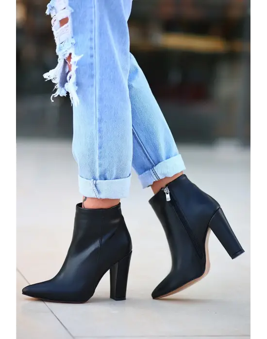 Zarif Siyah Topuklu Bot