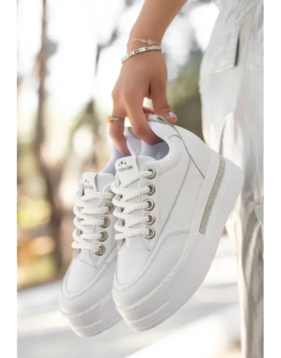 Şık Beyaz Bağcıklı Spor Ayakkabı