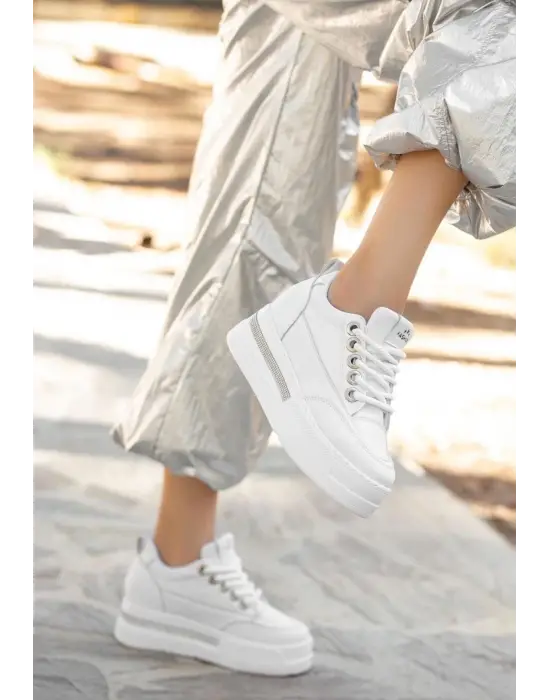 Şık Beyaz Bağcıklı Spor Ayakkabı