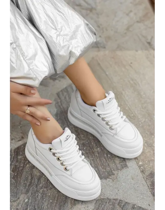 Şık Beyaz Bağcıklı Spor Ayakkabı