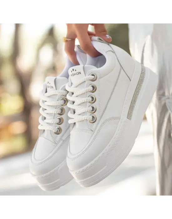 Şık Beyaz Bağcıklı Spor Ayakkabı