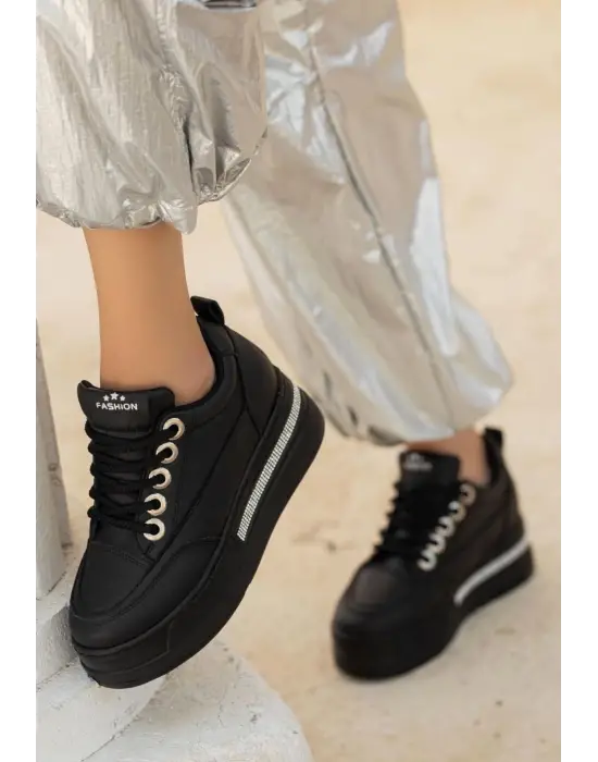 Modern Siyah Bağcıklı Spor Ayakkabı