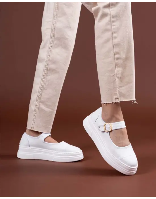 Omarı Hafif ve Şık Beyaz Keten Spor Ayakkabı