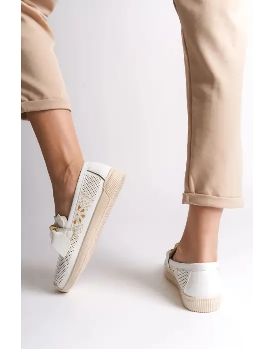 Çiçek Desenli Beyaz Bayan Babet