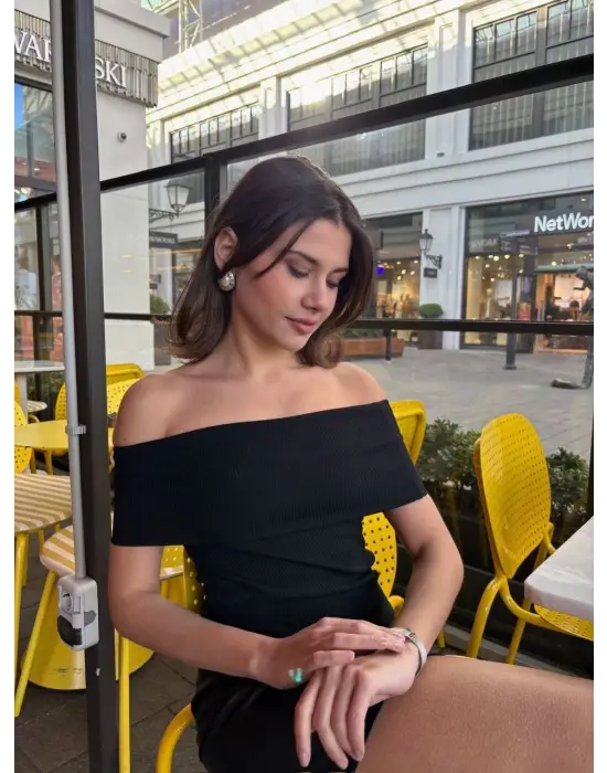 Omarı Yeni Trend: Madonna Yaka Bluz