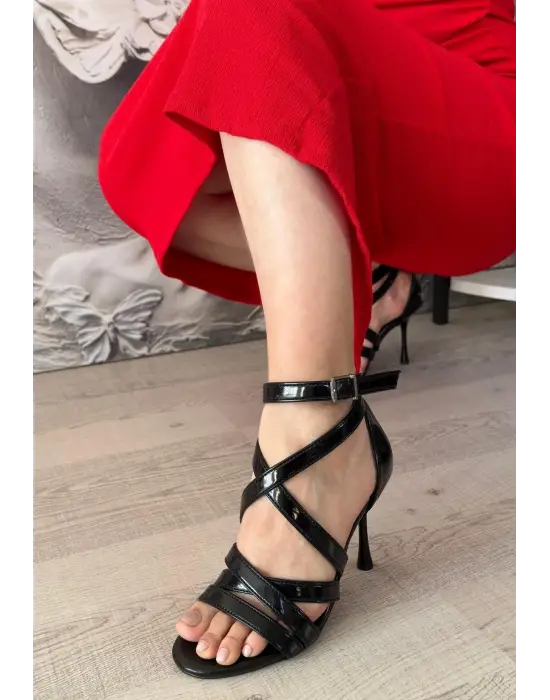 Mariya Siyah Rugan Topuklu Ayakkabı