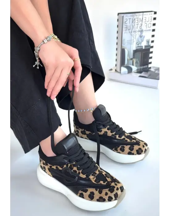 Omarı Leopar Desenli Süet Bağcıklı Spor Ayakkabı