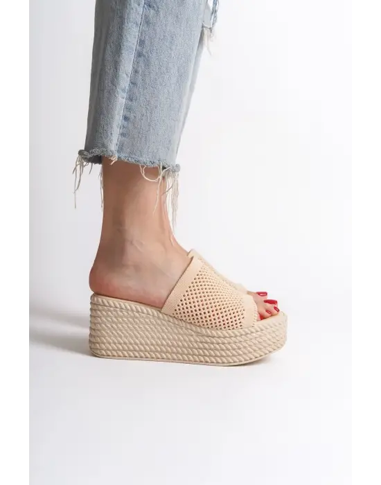 Göz Alıcı Dolgu Topuklu Bayan Terlik