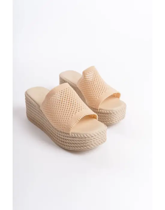 Göz Alıcı Dolgu Topuklu Bayan Terlik