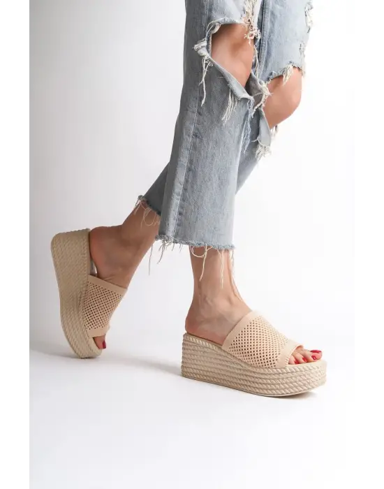 Göz Alıcı Dolgu Topuklu Bayan Terlik