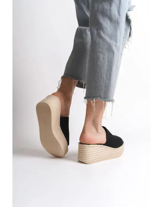Örgü Detaylı Rahat Tabanlı Siyah Bayan Terlik