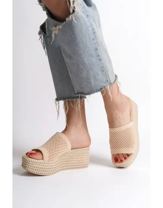 Göz Alıcı Dolgu Topuklu Bayan Terlik