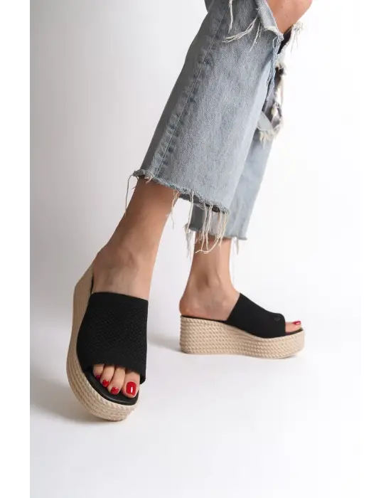 Örgü Detaylı Rahat Tabanlı Siyah Bayan Terlik