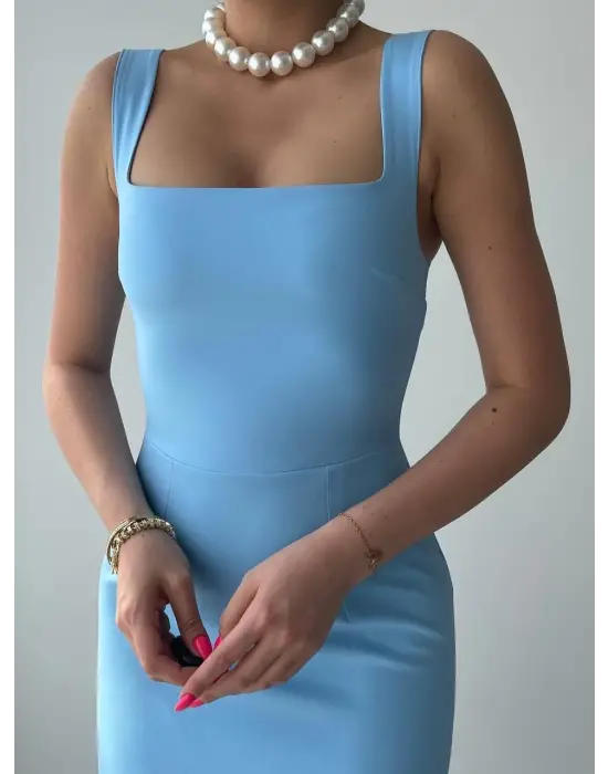 Omarı Şık ve Zarif Askılı Kalem Elbise