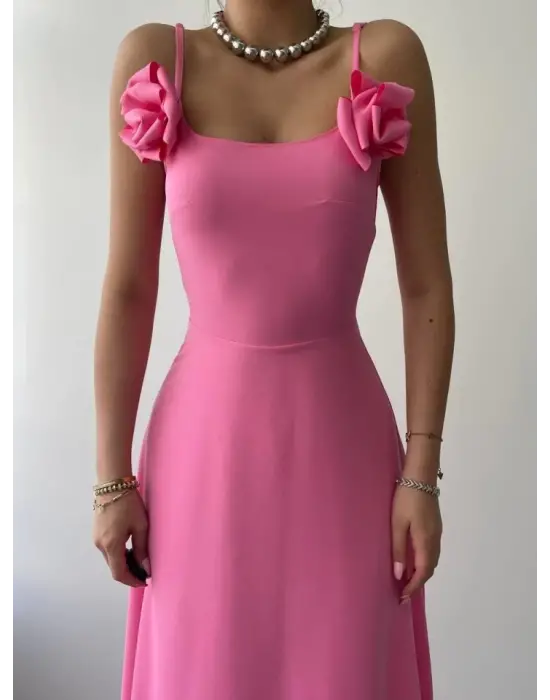 Omarı Sadelik ve Zarafetin Buluştuğu Gül İp Askılı Elbise