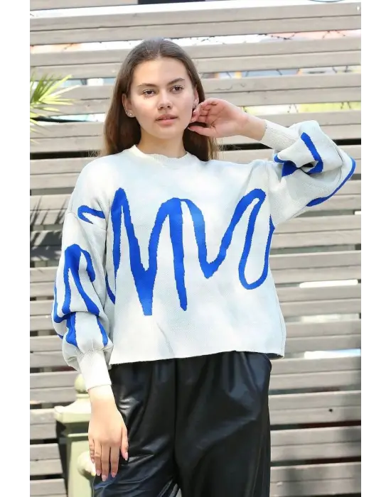 Mavi çizgili bisiklet yaka kazak beyaz