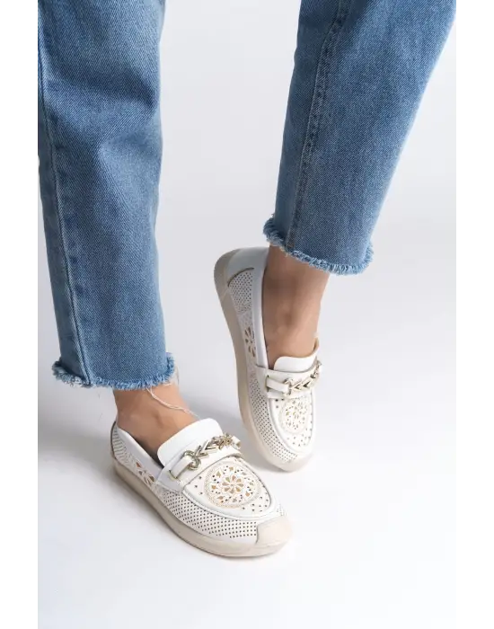 Omarı Çiçek Desenli Rahat Tabanlı Bayan Babet - Beyaz