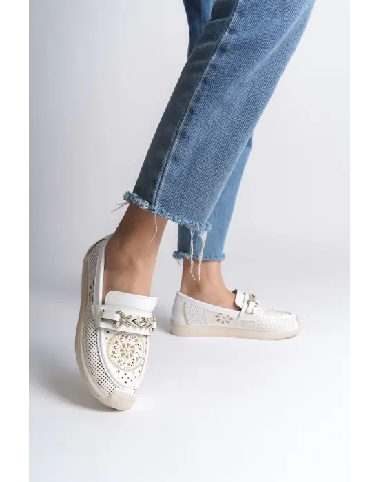 Omarı Çiçek Desenli Rahat Tabanlı Bayan Babet - Beyaz