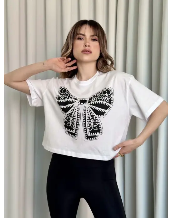 Omarı Yaz Sezonu İçin Trend Oversize Beyaz Crop Tişört