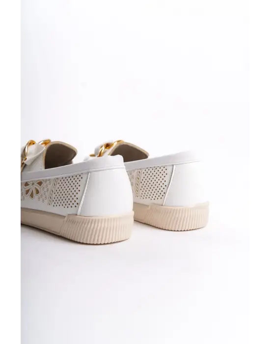 Omarı Rahat Yapısıyla Çiçek Desenli Beyaz Babet Ayakkabı