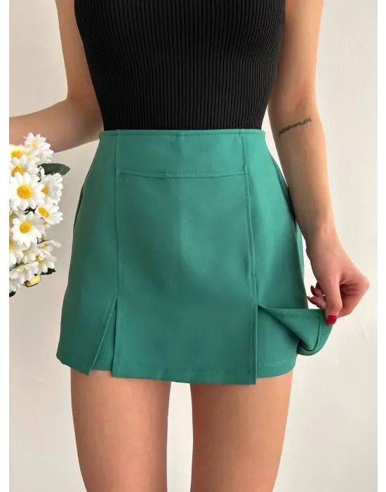 Omarı Yeşil Çift Yırtmaçlı Atlas Şort Etek - Trendy ve Rahat Stil