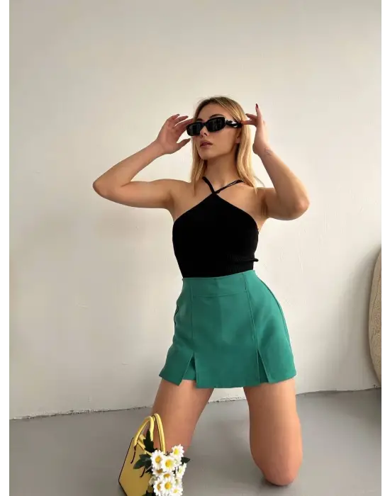 Omarı Yeşil Çift Yırtmaçlı Atlas Şort Etek - Trendy ve Rahat Stil