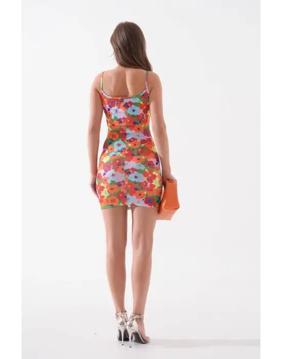 Omarı Şık ve Zarif Desenli İnce Askılı Elbise