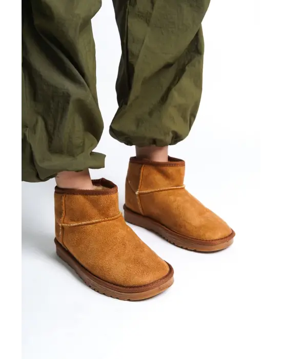 Omarı Kışın Sıcacık ve Şık: Düz Tabaan İçi Kürklü Süet Bayan Bot