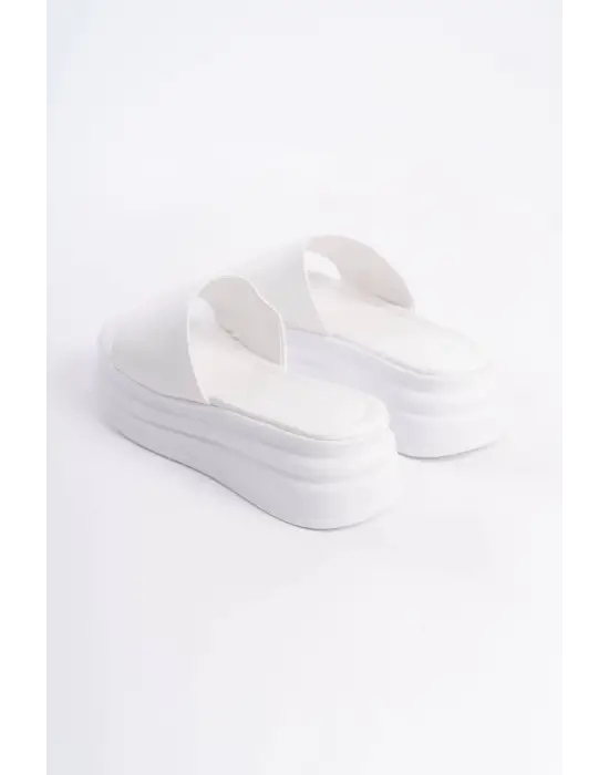 Omarı Rahat ve Şık Beyaz Topuklu Terlik