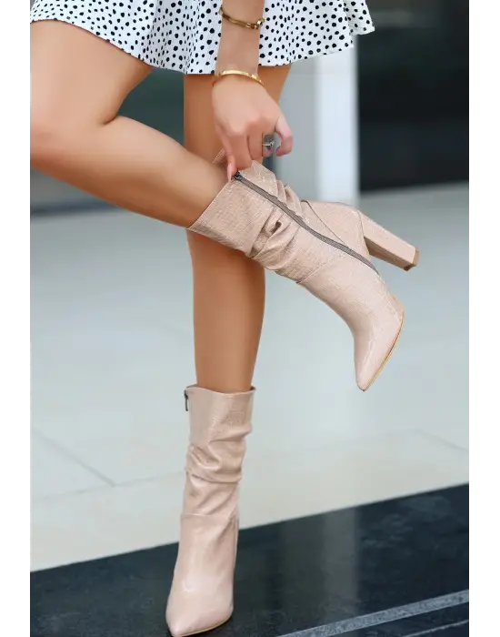 Omarı Rahat Ve Şık Rugan Desenli Topuklu Çizme