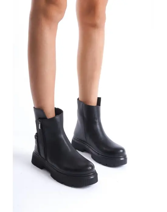 Omarı Siyah Cilt Fermuar Aksesuarlı Bot