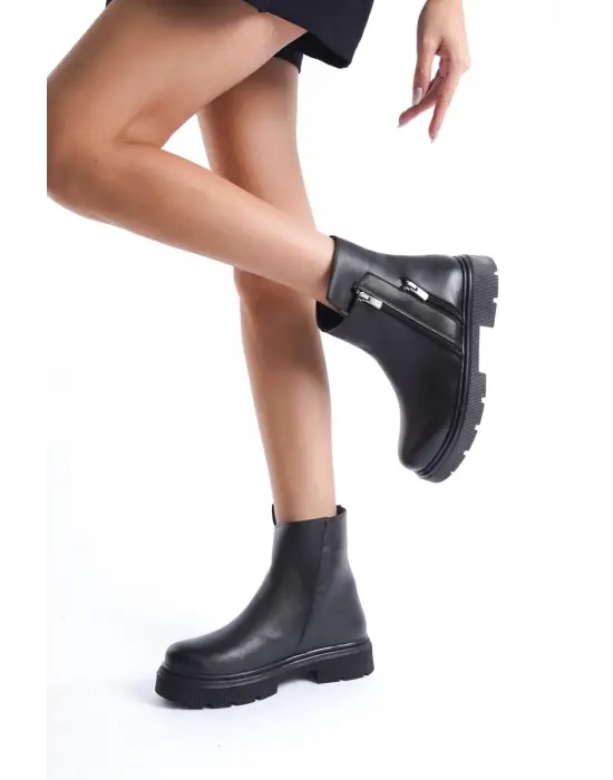 Omarı Siyah Cilt Fermuar Aksesuarlı Bot