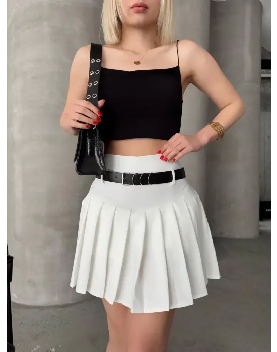 Omarı Yazın Şıklığını Tamamlayan Beyaz Şort Etek