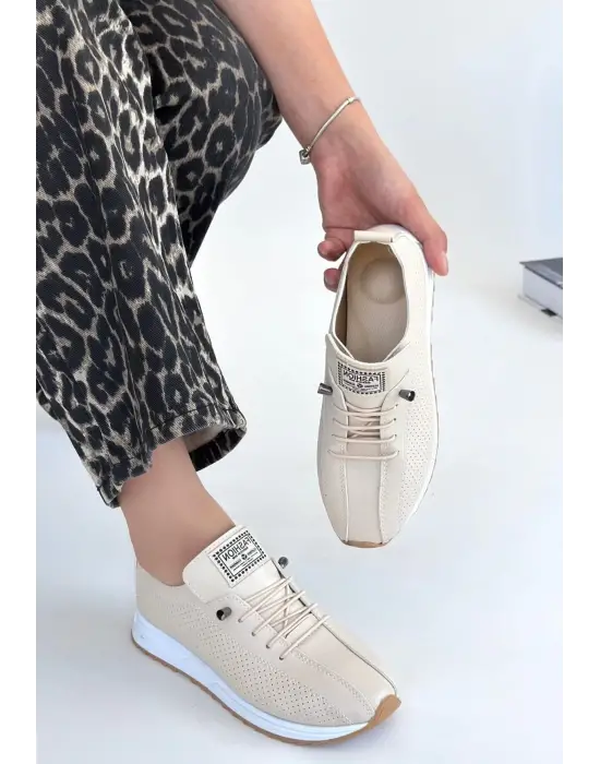 Omarı Rahatlık ve Şıklığı Bir Arada Sunan Bej Spor Ayakkabı