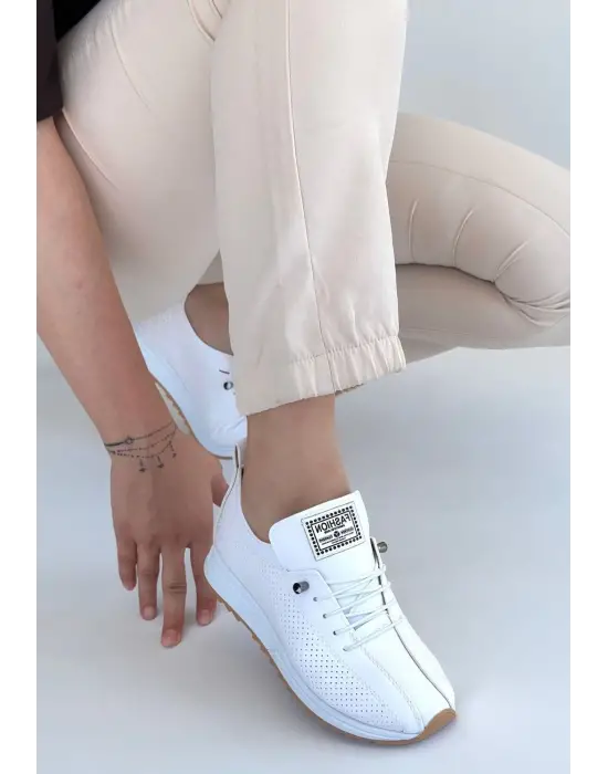 Omarı Rahat Ve Şık Beyaz Cilt Spor Ayakkabı