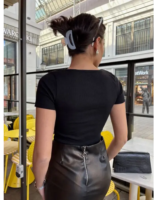 Omarı Şık ve Feminen Fiyonklu Bluz